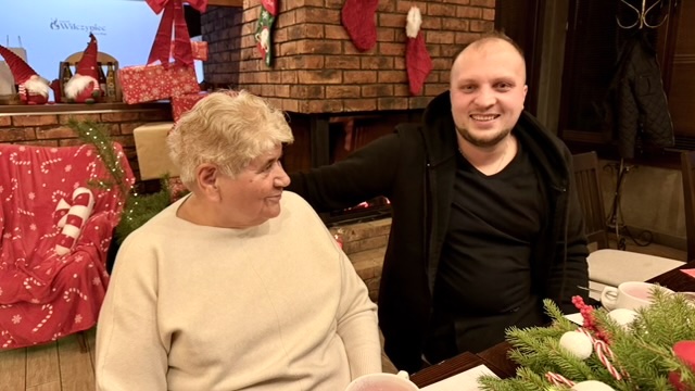 Goście i ekipa na wigilii przy kominku