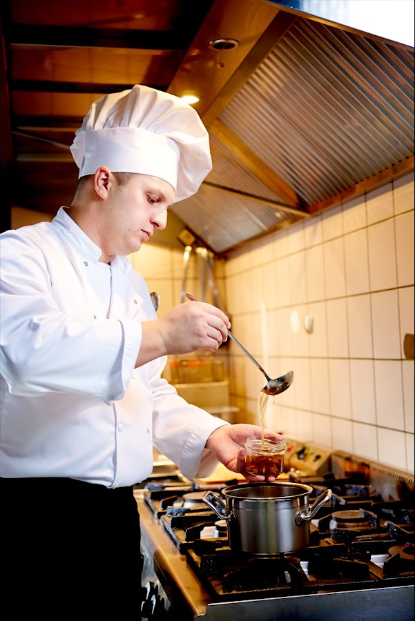 Szef kuchni Dominik Stępień przy kuchni Wilczyńca